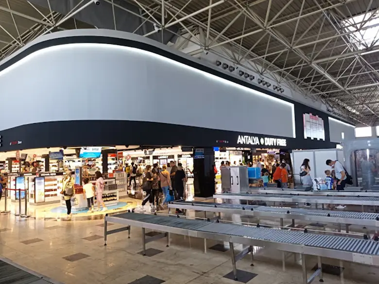 فروشگاه‌های فرودگاه آنتالیا